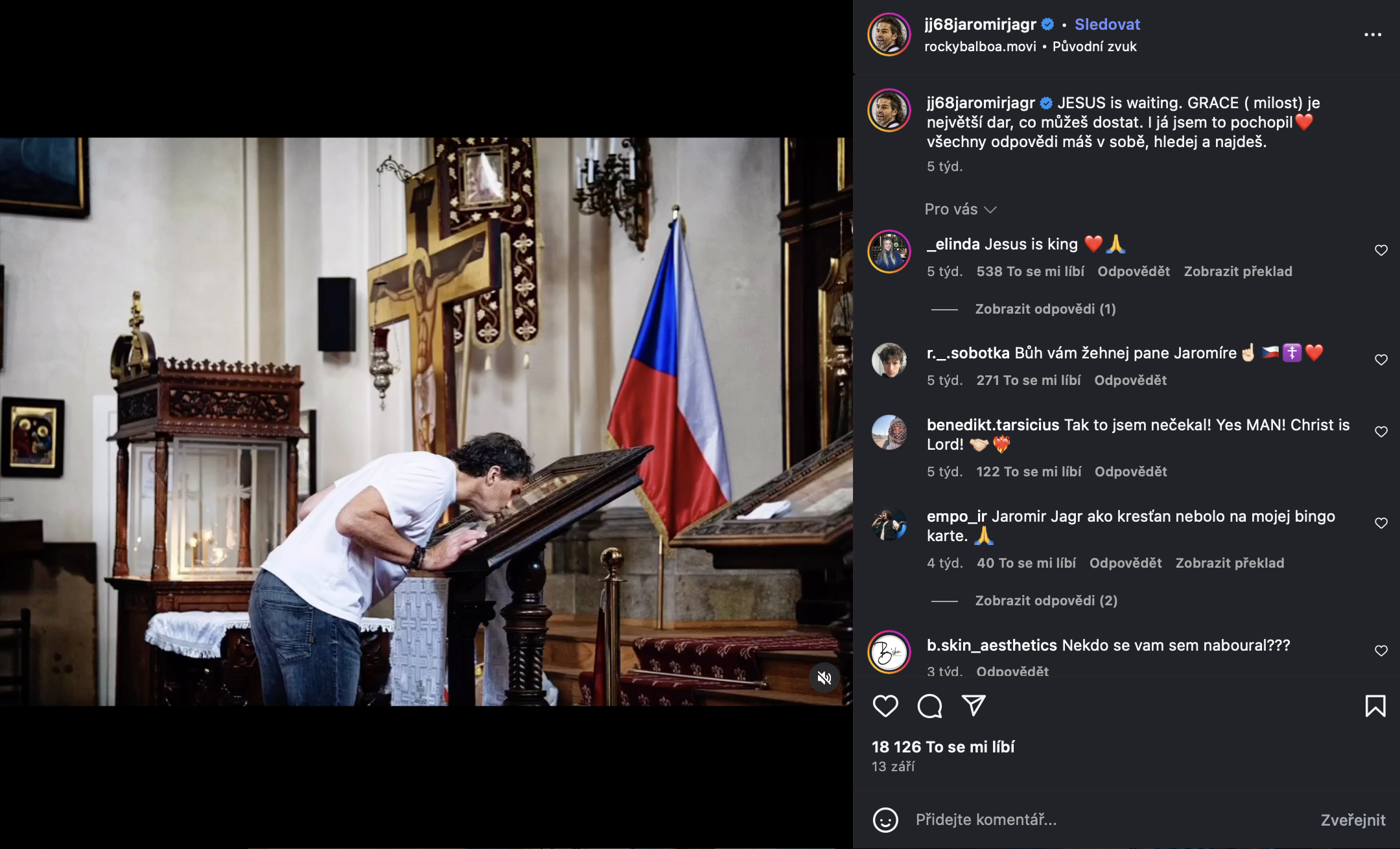 Pravoslavný křesťan Jágr pokřtil svou knihu, požehnal ji katolický kněz  foto 1