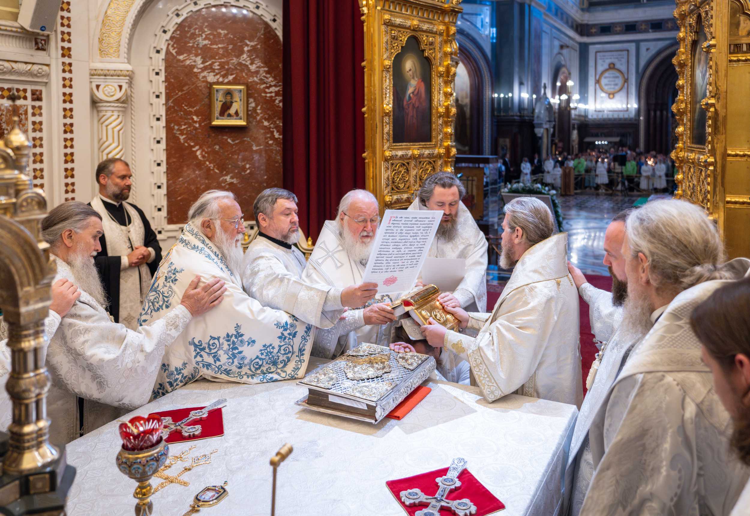 Řecký metropolita Nektarios sloužil s patriarchou Kirillem liturgii фото 1