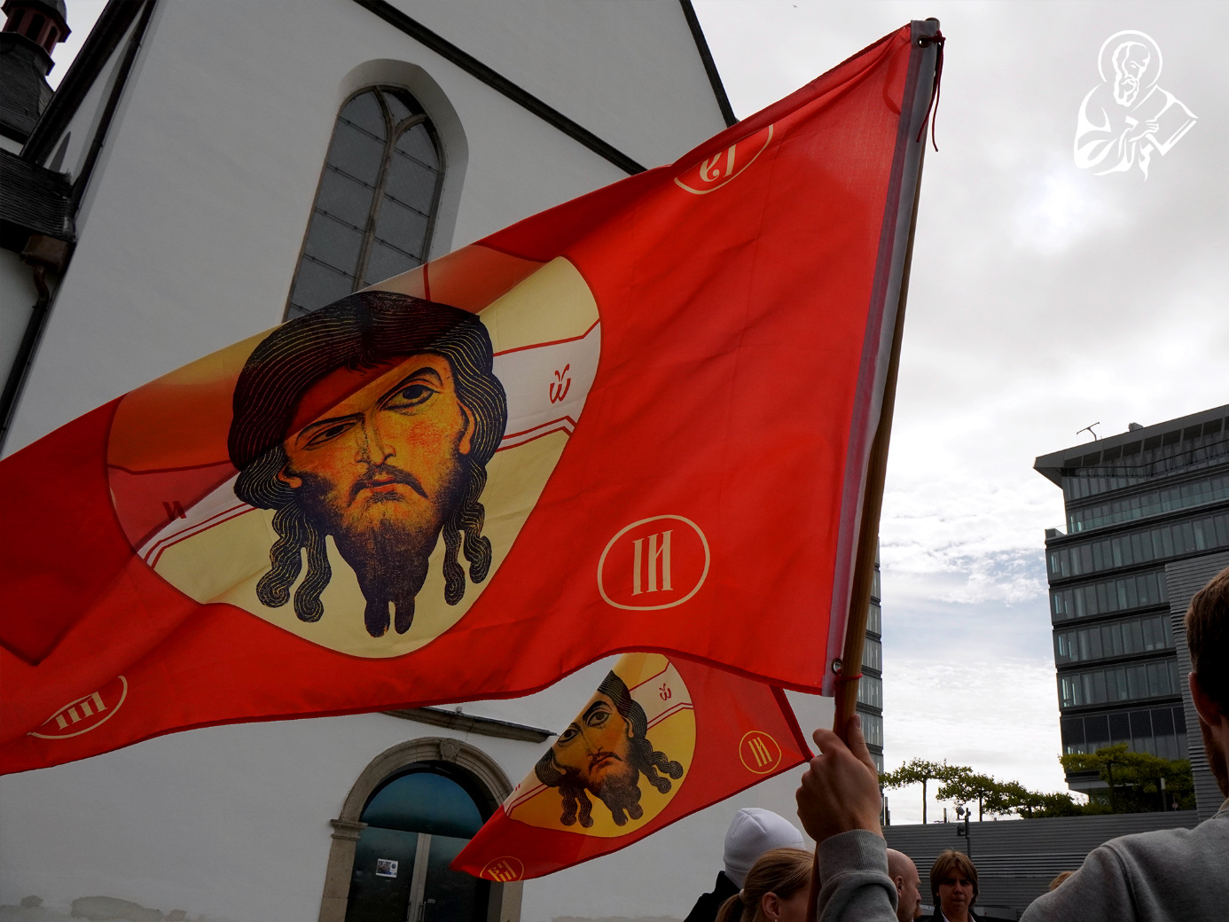 Vlajky s Kristovou tváří během Pochodu pro život v Kolíně. Foto: SPN