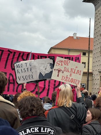 „Moje tělo, moje volba.“ Pochod aktivistů za ženská a queer práva v Praze фото 1