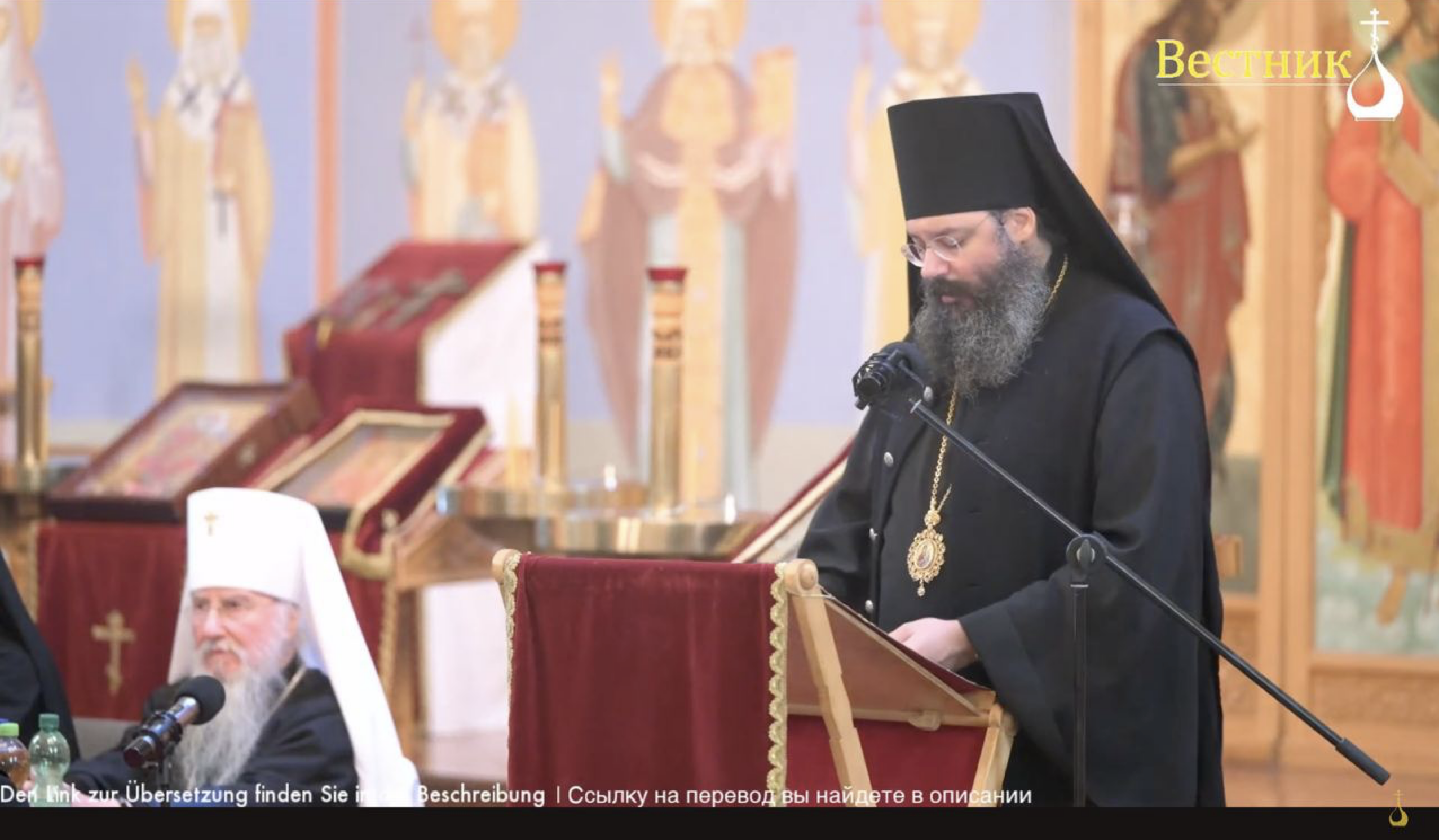Biskup Hiob drží přednášku na pravoslavné konferenci v Mnichově. Zveřejněný screenshot pochází z živého přenosu na YouTube kanálu „Der Bote“.
