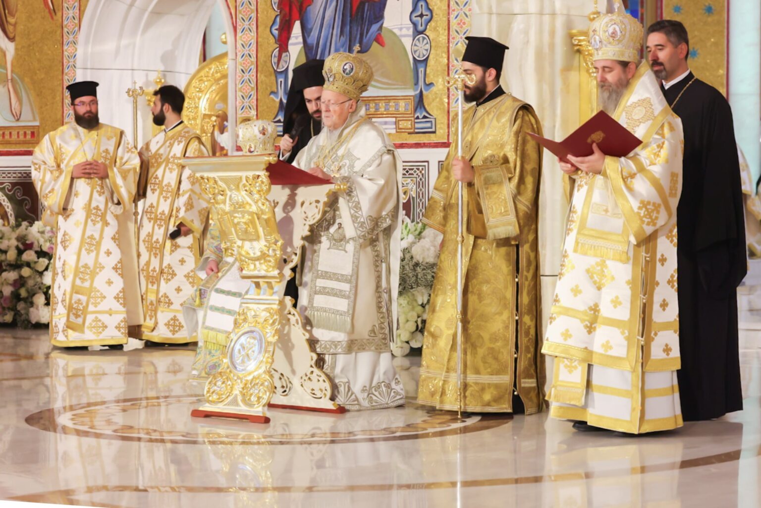 Patriarchové Bartoloměj a Daniel posvětili Národní katedrálu v Bukurešti фото 2