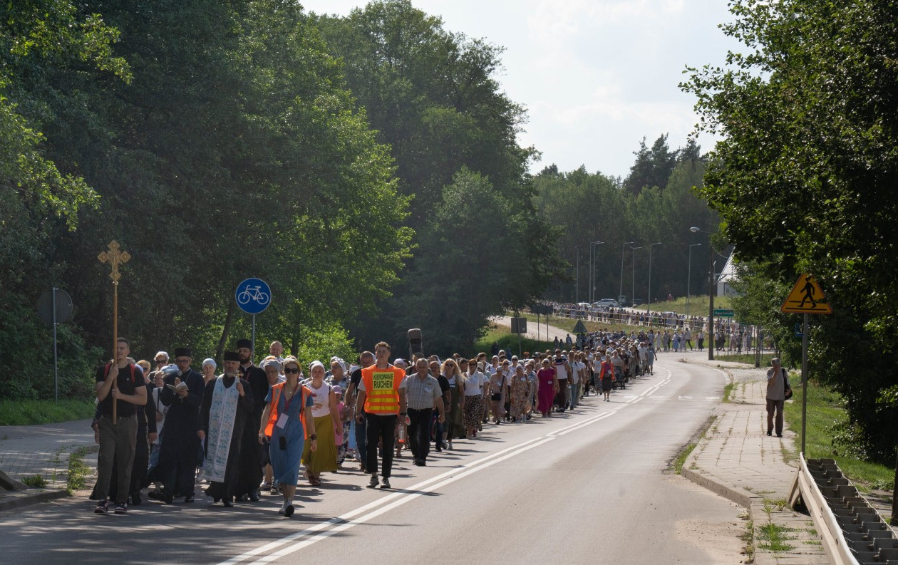Poutníci. Zdroj: https://monaster-suprasl.pl/post/791620910294679552/święto-supraskiej-ikony-bogurodzicy