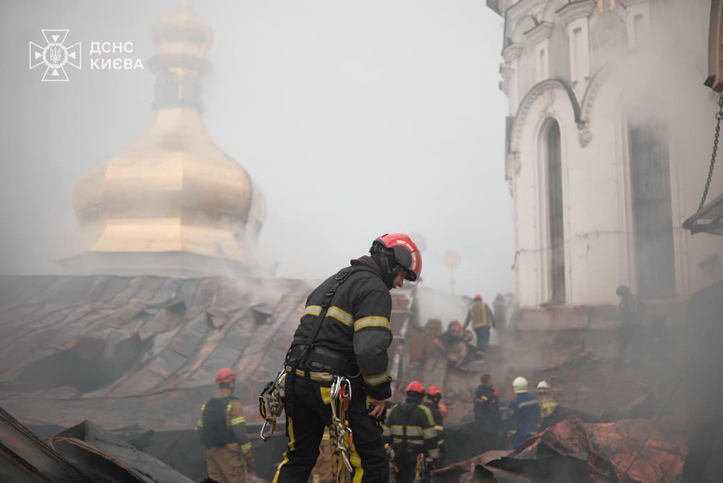 Ukrajinské úřady ukázaly stav Uspenské katedrály po nočním ostřelování фото 2