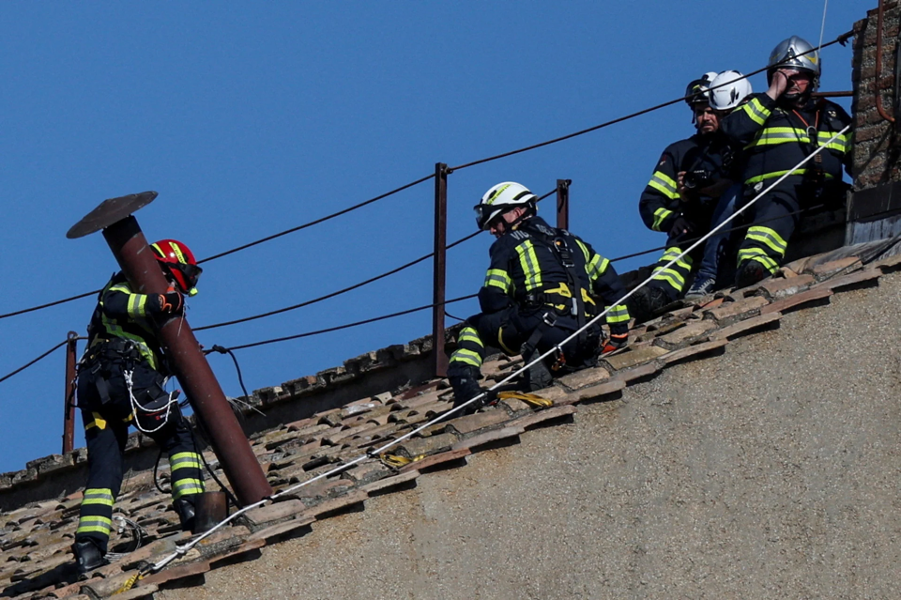 Přípravy na volbu nového papeže vrcholí. Vatikán instaloval komín pro kouřové signály фото 1